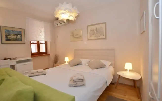 Simple and Sunny Studio Apartment