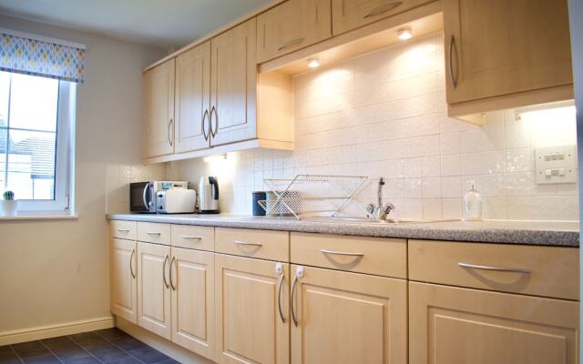 Large 2 Bedroom Flat in Leith With Free Parking