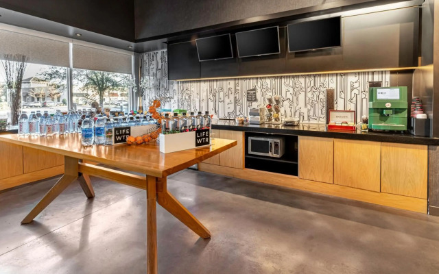 Aloft Jacksonville Tapestry Park