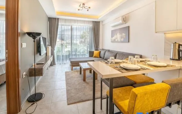 Midpoint Suites - Deluxe Suite 104