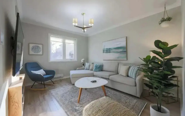 Casa Queen East - Modern 2BR Suite