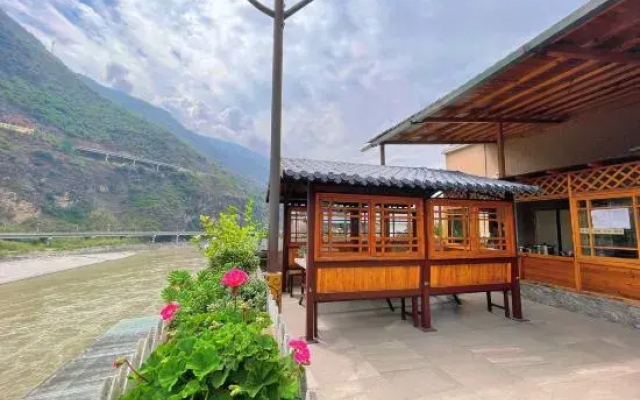 Riverside Select Hotel