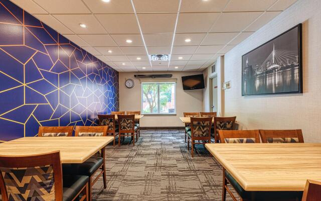 Best Western Plus Pembina Inn & Suites