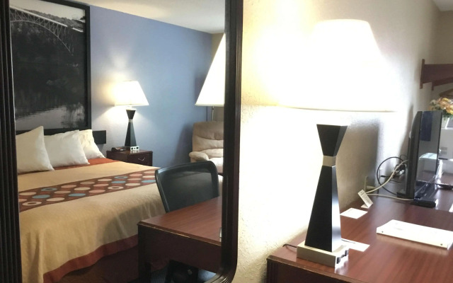 Super 8 By Wyndham Gardner