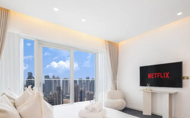 LUX Lavish Suite with Full Marina View 4