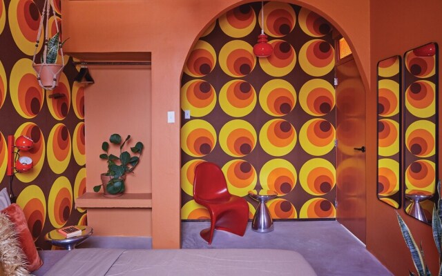 MOOD HAUS by DW - 70's Retro Stays