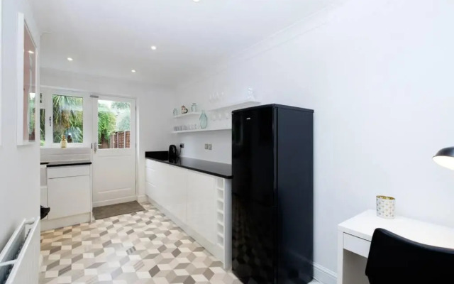 Contemporary House Garden near Park & Thames