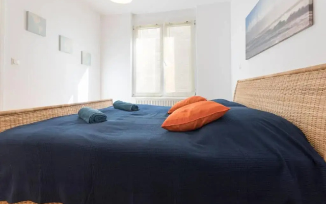 Bright Apartment in Hip & High Quality Neighborhood