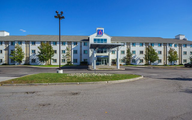 Motel 6 Whitby, ON - Toronto East