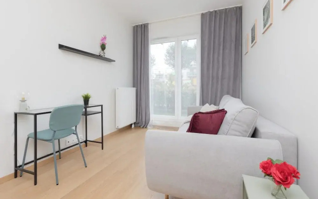 Warsaw Apartment With Parking by Renters