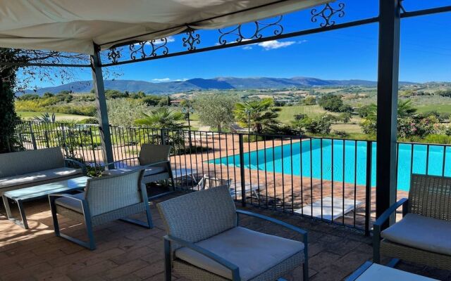 Very Pretty Spoleto Poolside, Jacuzzi, Gardens No01