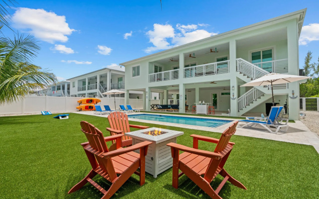 Emerald Oasis Lux Waterfront Gem Pool Kayaks