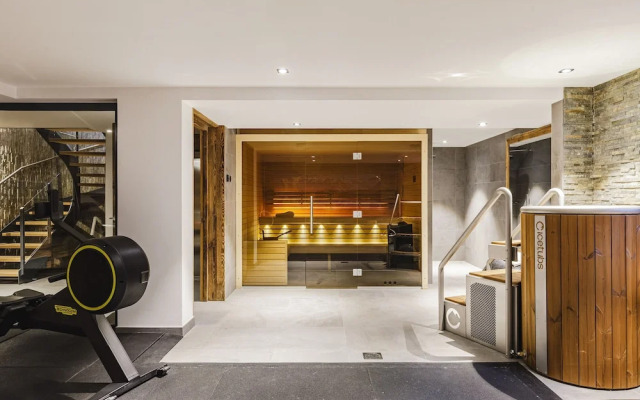 Chalet Black Squirrel Luxury Retreat With hot tub Sauna