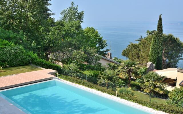 Villa Sybille With Pool And Lake View