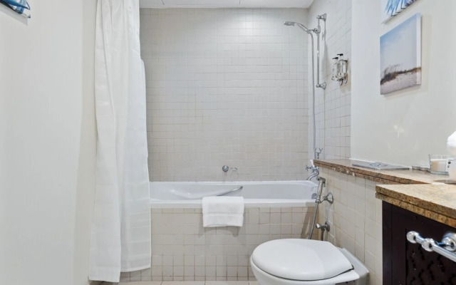 Monty - Stylish Apartment with Partial Burj Khalifa View