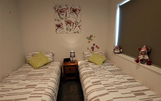 Cozy House - Great outdoor area. NETFLIX