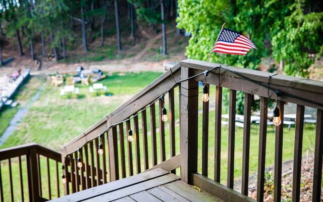 Lakefront Property One Bedroom Cabin #4 at Long Cove Resort by Redawning