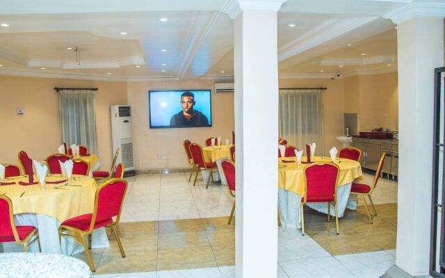 Royal Crest Hotel & Suites