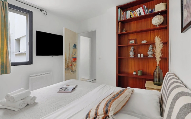 Stylish 2BR for 6 by Champs-Elysees