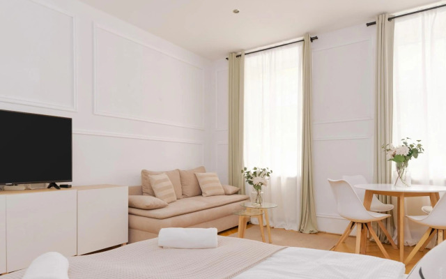 King Bed Home, Tv, Perfect for groups of 6