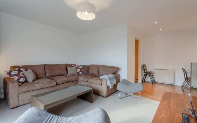 A Spacious 2 Bedroom Apartment In Aldgate East