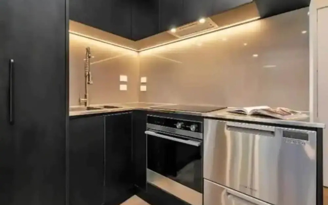 Stylish 1 Bedroom With Office Area Plus Parking!