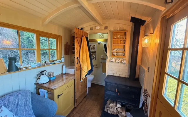 Cosy Romantic Shepherd hut in Open Countryside