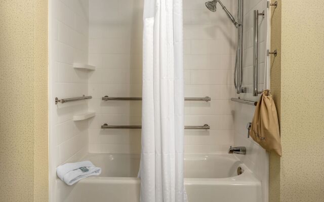 Holiday Inn Express & Suites Clarion