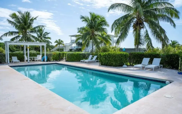 Island Paradise: Secluded Retreat, Breathtaking Views