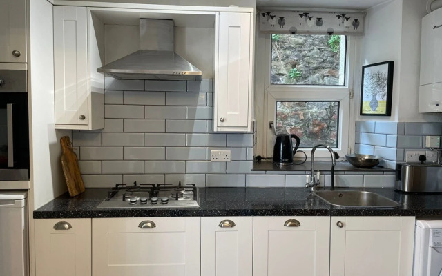 Restful Victorian Apartment With Garden and Deck