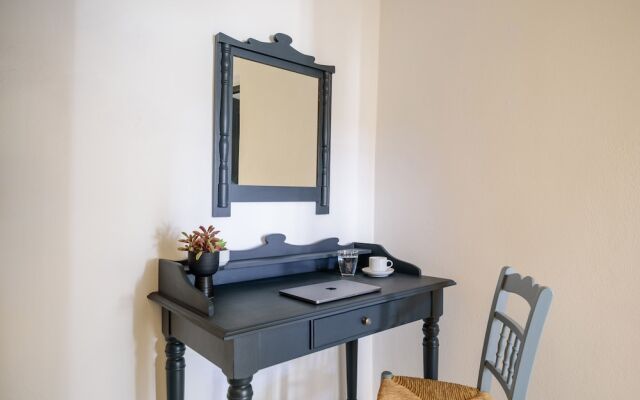 Firalia, Casa In Rock Suites