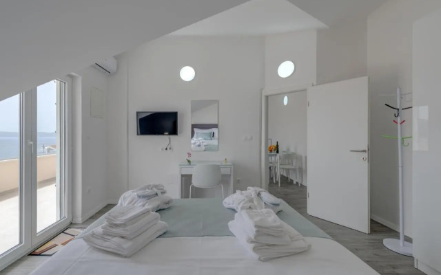 Spacious Modern Apartment Miljak - 1min to the beach