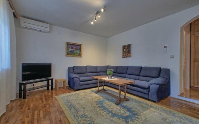 Stunning Home in Prizba With Wifi and 6 Bedrooms