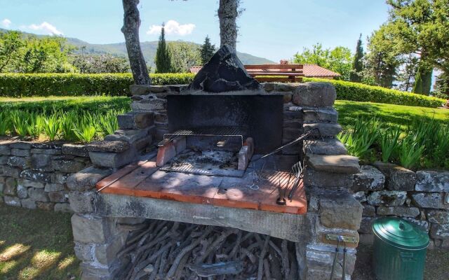 Villa in Tuscany With Pool & Vineyard Views