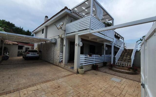 Comfortable Holiday House Close to the sea Down