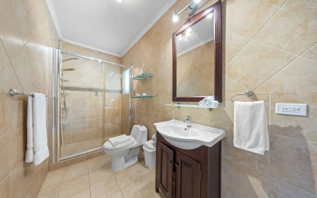 Gold Coast 4br4 5BA Villa w Privatepool Gym