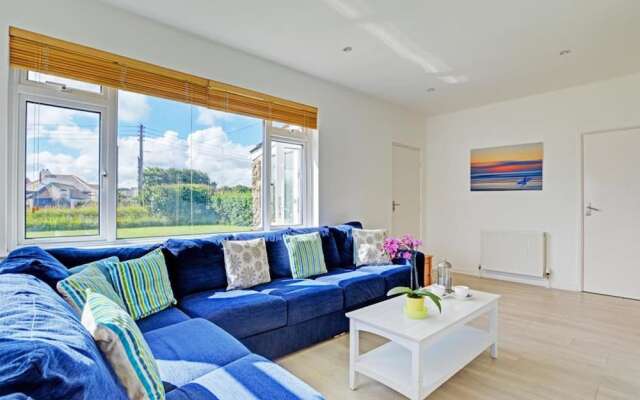 Cozy Holiday Home in Widemouth Bay With Large Garden