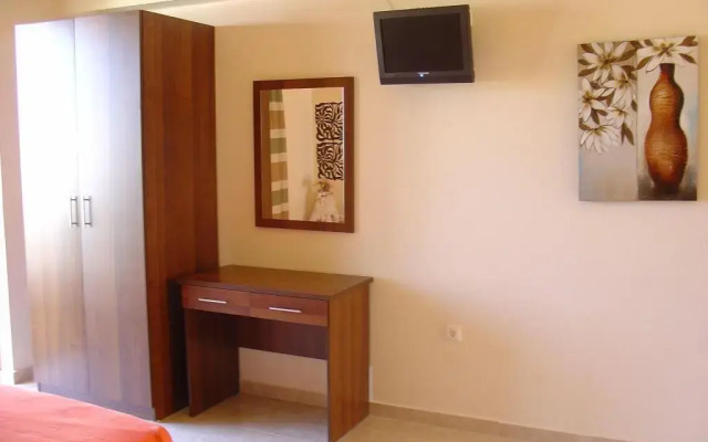 Lyristis Dinos Studios & Apartments