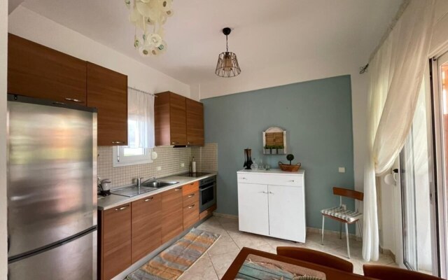 Cozy Beachfront Maisonette Offers Panoramic Views of Sea!