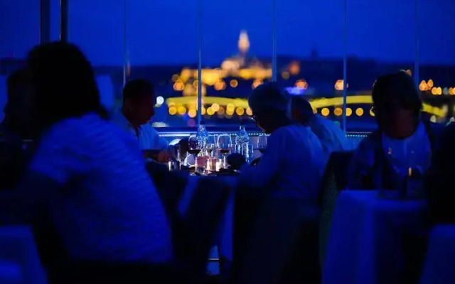 Vogue Apartments Room