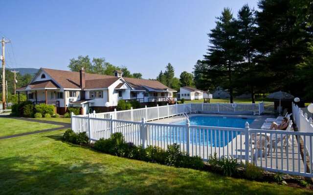 Riverbank Motel and Cabins