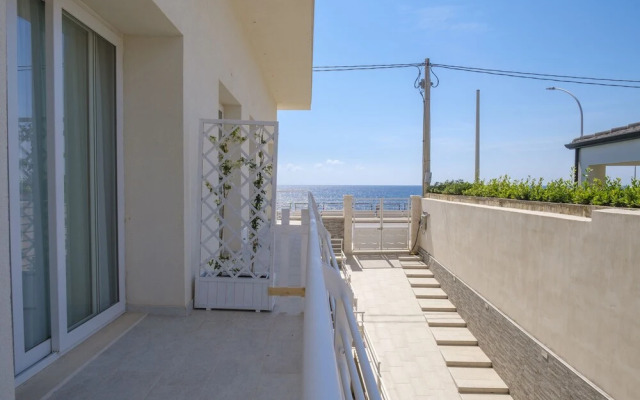 Smeraldo Apartment On Sea Shore