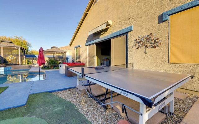 Putting Green & Hot Tub: Goodyear Retreat!