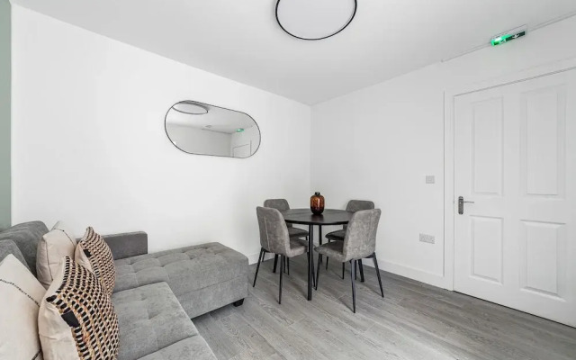 Spacious Room In Morden
