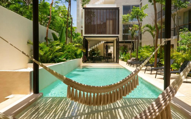 Studio wterrace, hammock, and pool access