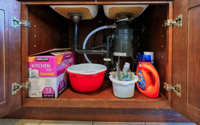 Sunny & Cheerful Near I-10 ~ Queen Beds ~ Parking