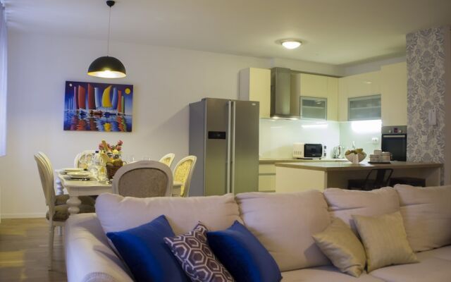 Royal Residence Chica Cure