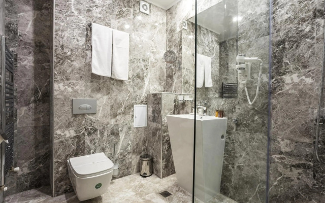 Earth and People Hotel & Spa