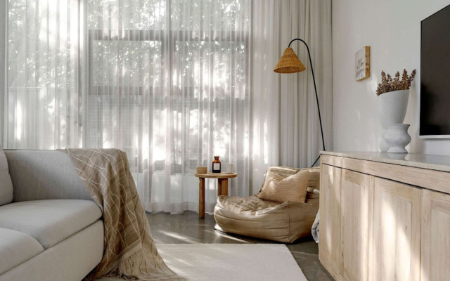 Maple on Edward Berry - by Linnaeus Collection – Guest Rooms – Berry