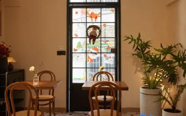 Salut Café Homestay